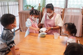 กิจกรรมประกอบอาหาร บ้านเด็กเล็ก (ทำวุ้นอัญชัน) พฤ. 4 เม.ย. 6 ... Image 3