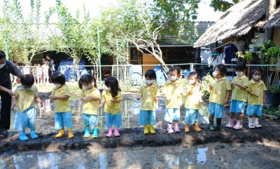 อนุบาล 1 หว่านข้าวในแปลงนา (13 ก.ค.66) FLEXI_IMAGE 1