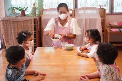 กิจกรรมประกอบอาหาร บ้านเด็กเล็ก (ทำวุ้นอัญชัน) พฤ. 4 เม.ย. 6 ... FLEXI_IMAGE 1