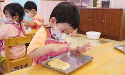 กิจกรรมปั้นขี้ผึ้ง-ร้อยดอกไม้-ปั้นขนมปัง (บ้านเด็กเล็ก) 27-3 ... FLEXI_IMAGE 1