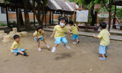 อนุบาล 2 กิจกรรมส่งเสริมพัฒนาการ เล่นกระโดดยาง (ศ. 31 พ.ค.67 ... FLEXI_IMAGE 1