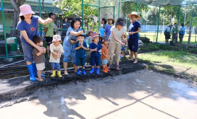 กิจกรรมเกษตรบ้านเด็กเล็ก (ย่ำดินและหว่านเมล็ดข้าว) ศ. 14 มิ. ... FLEXI_IMAGE 1