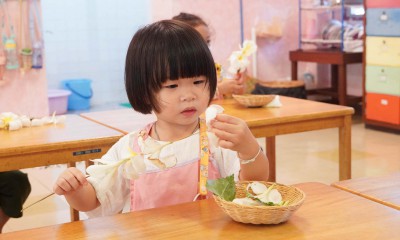 กิจกรรมร้อยดอกไม้และปั้นขี้ผึ้ง (บ้านเด็กเล็ก) - จ. 1 ก.ค. 6 ... FLEXI_IMAGE 1