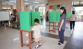 บรรยากาศการเลือกตั้งคณะกรรมการนักเรียนและนับคะแนนเสียง (12 ก ... Image 4