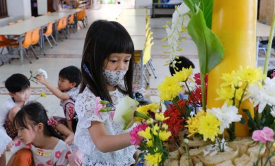 กิจกรรมวันเข้าพรรษาในเรือนอนุบาล ตกแต่งต้นเทียน (พ. 17 ก.ค.6 ... FLEXI_IMAGE 1
