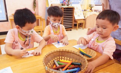 น้องเด็กเล็กทำชิ้นงานการ์ดวันแม่ให้คุณแม่ FLEXI_IMAGE 1