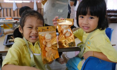 อนุบาล 1 ทำขนมเมอแรงค์ให้คุณแม่ (1-2, 8 ส.ค.67) FLEXI_IMAGE 1