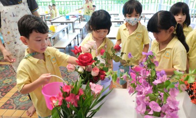 อนุบาล 3 จัดดอกไม้โคริงกะ ครั้งที่ 1 (24-25 ก.ย. และ 3 ต.ค.6 ... FLEXI_IMAGE 1