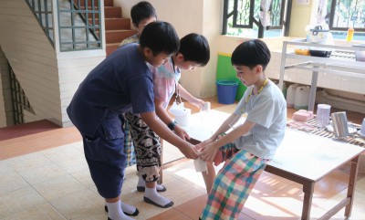 ป.3 แสดงบทบาทสมมติ &quot;การปฐมพยาบาลบาดแผลชนิดต่างๆ&quot; (22 ต.ค.67) Image 1