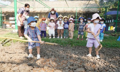 น้องเด็กเล็กเตรียมดินและเพาะเมล็ดผัก (จ. 6 ม.ค. 68) FLEXI_IMAGE 1