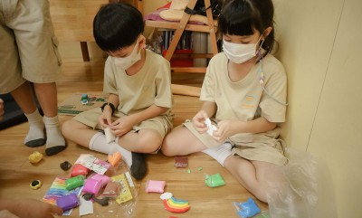 ป.1 ทำชิ้นงานกลุ่ม &quot;วัตถุบนท้องฟ้า&quot; (31 ม.ค.68) Image 1