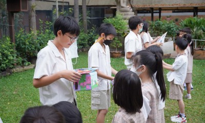 น้องมอบของที่ระลึกให้พี่ ป.6 ,ร้องเพลง กล่าวคำลาและขอบคุณ (2 ... FLEXI_IMAGE 1