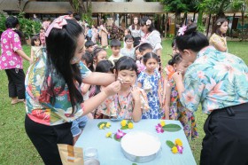 &quot;ทำแป้งปะหน้าและร้อยดอกไม้&quot; กิจกรรมวันสงกรานต์ (๑๑ เมษายน ๒๕ ... Image 2