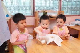 กิจกรรมเกษตร บ้านเด็กเล็ก (แช่และห่อเมล็ดข้าว) ๑๖-๑๘ มิ.ย. ๖ ... Image 5
