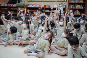ป.๑ กิจกรรมละครเกี่ยวกับ &quot;การแต่งกายที่เหมาะสม&quot; (๒ ก.ค.๖๘) Image 4