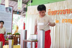 กิจกรรมหล่อเทียนพรรษาในลานประถม (๒ ก.ค.๖๘) Image 5