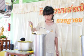 กิจกรรมหล่อเทียนพรรษาในลานประถม (๒ ก.ค.๖๘) Image 7