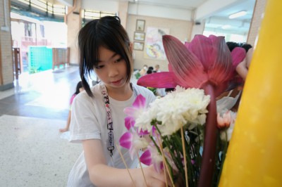 กิจกรรมตกแต่งต้นเทียนพรรษาในลานประถม (๗-๘ ก.ค.๖๘) Image 1