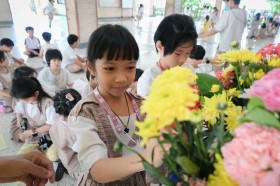 กิจกรรมตกแต่งต้นเทียนพรรษาในลานประถม (๗-๘ ก.ค.๖๘) Image 3