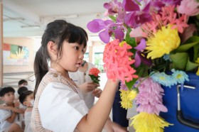 กิจกรรมตกแต่งต้นเทียนพรรษาในลานประถม (๗-๘ ก.ค.๖๘) Image 4