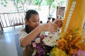 กิจกรรมตกแต่งต้นเทียนพรรษาในลานประถม (๗-๘ ก.ค.๖๘) Image 5