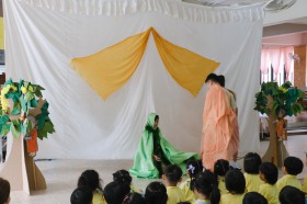 น้องอนุบาลชมละครและมอบของที่ระลึกให้พี่ ป.๖ (จ. ๗ ก.ค.๖๘) Image 4