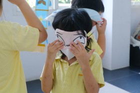 อนุบาล ๓ เล่นบทบาทสมมติจำลองสถานการณ์ความมืด (พฤ. ๓ ก.ค.๖๘) Image 1