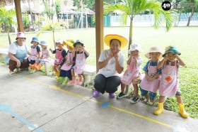 น้องเด็กเล็กช่วยคุณครูเกี่ยวข้าว (จ. ๓ พ.ย. ๖๘) Image 2