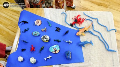 ป.1 นำเสนอชิ้นงานหิน "Fun with rocks" (23 ธ.ค.68) Image 1