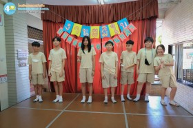 น้องมอบของที่ระลึกให้พี่ , พี่ ป.6 ร่วมกันร้องเพลง (27 ... Image 1