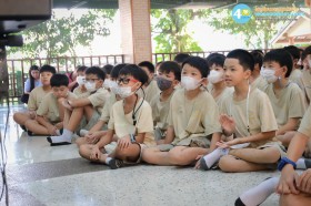 น้องมอบของที่ระลึกให้พี่ , พี่ ป.6 ร่วมกันร้องเพลง (27 ... Image 4