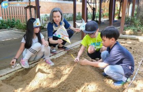 กิจกรรมสงกรานต์ "ก่อเจดีย์ทราย" (๙ เม.ย.๖๙) Image 1