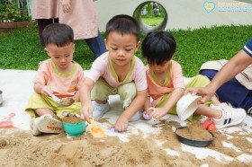วันศุกร์ที่ ๒๙ พ.ค. ๖๙ คุณครูบ้านเด็กเล็ก ชักชวนเด็ก ๆ มา ... Image 3