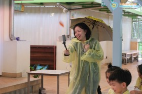 ครูอนุบาล ๓ แสดงละครสถานการณ์น้ำท่วม (๒ ก.ค.๖๙) Image 6