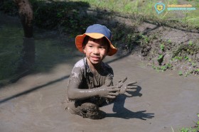 อนุบาล ๒ ถอนกล้า ย่ำดินและดำนา (๒๒-๒๔ ก.ค.๖๙) Image 6