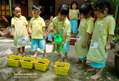 น้องๆอนุบาลปลูกดาวเรืองถวาย &quot;พ่อ&quot; (2 ต.ค.60) FLEXI_IMAGE 1