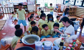 กิจกรรมประกอบอาหารในโครงการไข่ตัวน้อยของนักเรียนอนุบาล 3/1 Image 5