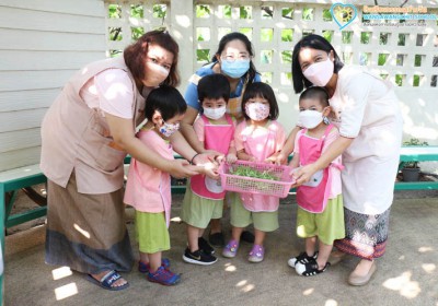 กิจกรรมเกษตรบ้านเด็กเล็ก (เก็บต้นอ่อนผักบุ้ง) 28 ม.ค.65 FLEXI_IMAGE 1